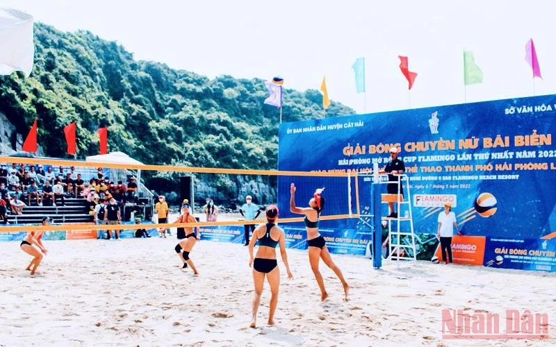 Một pha đấu trong giải bóng chuyền nữ bãi biển Hải Phòng mở rộng.