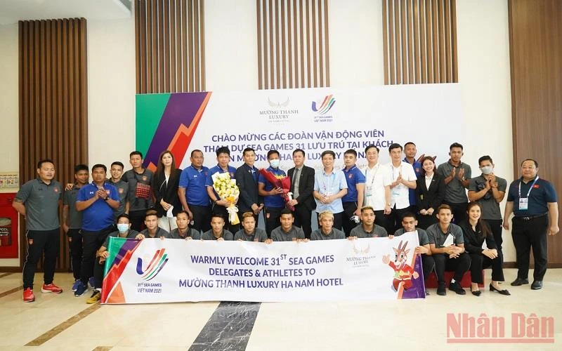 Lãnh đạo Sở Văn hóa, Thể thao và Du lịch tỉnh Hà Nam tặng hoa chào mừng đội tuyển Futsal nam Myanmar.