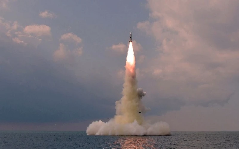 Hình ảnh 1 vụ thử tên lửa đạn đạo phóng từ tàu ngầm của Triều Tiên vào tháng 10/2021. (Ảnh: KCNA)