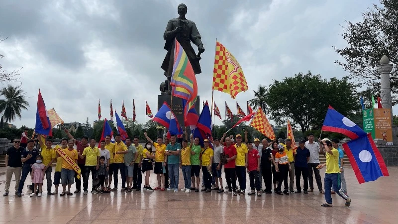 Hội Cổ động viên bóng đá Nam Định trước khu vực tượng đài Quốc công Tiết chế Hưng Đạo Đại Vương Trần Quốc Tuấn.