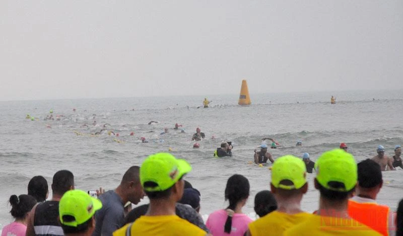 Các vận động viên chinh phục nội dung bơi 1,9 km tại VNG IRONMAN 70.3 Việt Nam 2022.