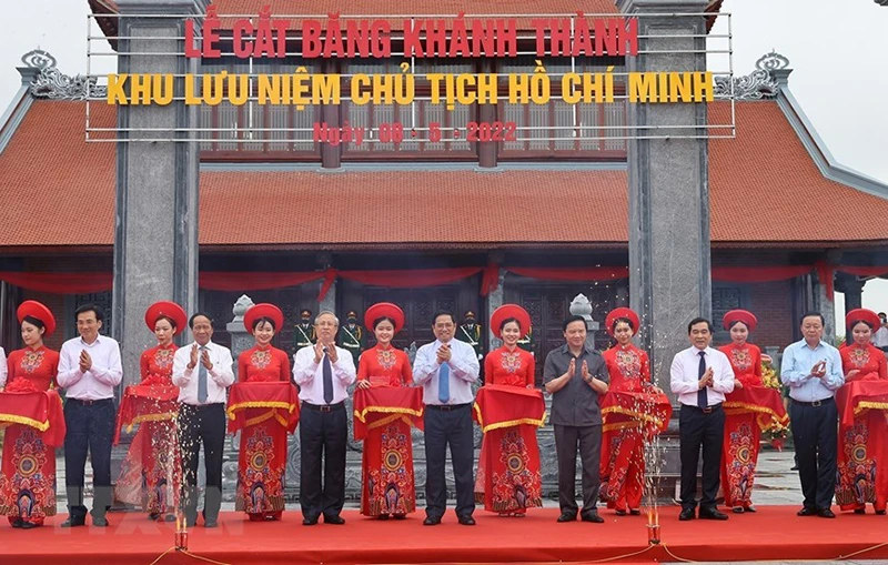 Thủ tướng Phạm Minh Chính và các đại biểu cắt băng khánh thành Khu lưu niệm Chủ tịch Hồ Chí Minh. (Ảnh: Dương Giang/TTXVN)