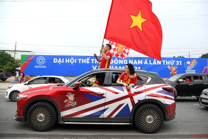 Cờ đỏ sao vàng đã tung bay trên khắp các nẻo đường dẫn về sân vận động Việt Trì. (Ảnh: THÀNH ĐẠT)