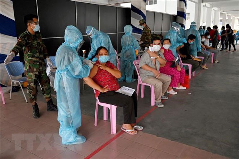 Nhân viên y tế tiêm vaccine phòng Covid-19 cho người dân tại Phnom Penh, Campuchia. (Ảnh: AFP/TTXVN)