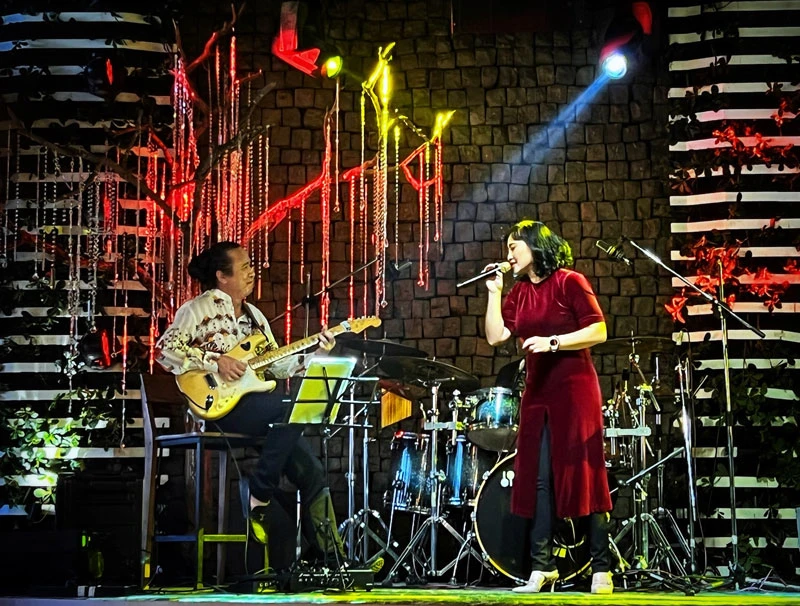 Ca sĩ Khánh Linh hát trong show ca nhạc tôn vinh cố nhạc sĩ Ngọc Châu.