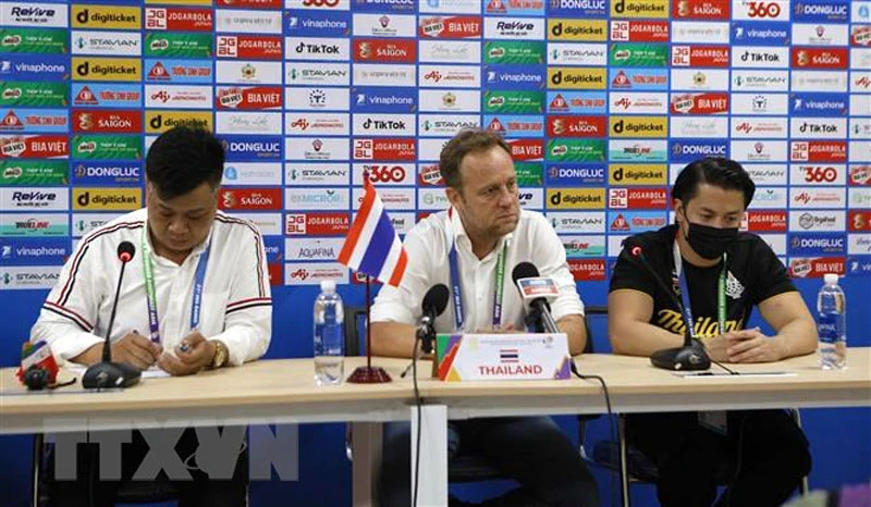 HLV trưởng đội U23 Thái Lan Mano Polking (giữa) trả lời câu hỏi tại cuộc họp báo sau trận đấu. (Ảnh: Công Luật/TTXVN)