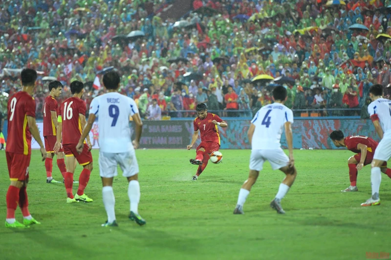 Mặc dù tấn công nhiều, nhưng U23 Việt Nam đã không thể cụ thể hóa các cơ hội trước chiến thuật phòng ngự số đông của các cầu thủ U23 Philippines. (Ảnh: THÀNH ĐẠT)