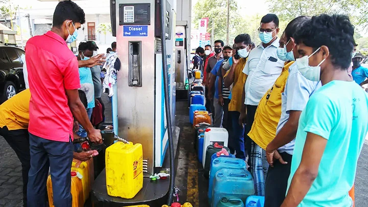 Tình trạng thiếu nhiên liệu nghiêm trọng đang diễn ra tại Sri Lanka. Ảnh: THE CONVERSATION