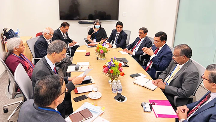 Cuộc thảo luận kỹ thuật giữa đại diện IMF và Chính phủ Sri Lanka. Ảnh: REUTERS
