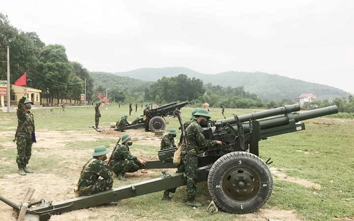 Các khẩu đội pháo lựu 105 mm thuộc Đại đội 6, Tiểu đoàn 2, Lữ đoàn Pháo binh 454 (Quân khu 3) luyện tập trên thao trường.