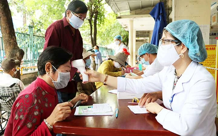 Người dân đăng ký khám bệnh tại Bệnh viện đa khoa tỉnh Kiên Giang. (Ảnh: HỒNG NGÁT)