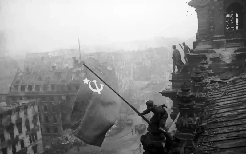 Chiến sĩ Hồng quân cắm lá cờ chiến thắng lên nóc Nhà Quốc hội Đức, chiều 30/4/1945. (Ảnh: Getty Images)
