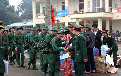 Ban CHQS huyện Yên Lập động viên, tặng quà cho các tân binh nhập ngũ. (Nguồn: Báo Phú Thọ)