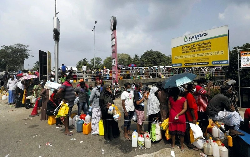 Người dân xếp hàng dài chờ mua dầu hỏa tại 1 trạm nhiên liệu ở Colombo, Sri Lanka, ngày 18/3/2022. (Ảnh: Reuters)