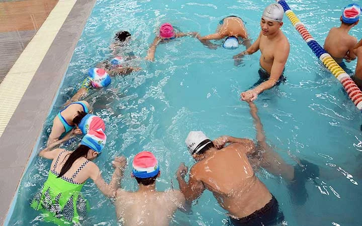 Một lớp dạy kỹ năng bơi và phòng, chống đuối nước cho trẻ em tại quận Hai Bà Trưng, Hà Nội. (Ảnh: THU HÀ)