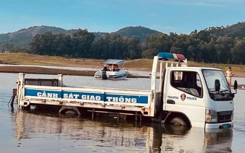 Lực lượng chức năng có mặt tại khu vực hồ Đa Tôn để tìm kiếm các nạn nhân.