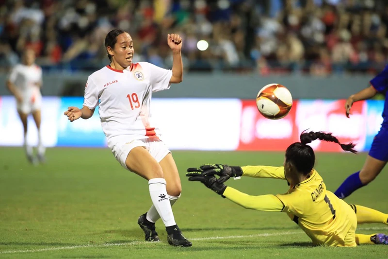 Đội tuyển nữ Philippines (áo trắng) thể hiện sức mạnh vượt trội so với đối thủ Campuchia. (Ảnh: P.T )