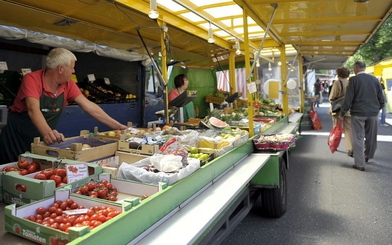 Các quầy hàng tại 1 khu chợ nông sản ở thị trấn Hamburg, miền bắc nước Đức. (Ảnh: Reuters)