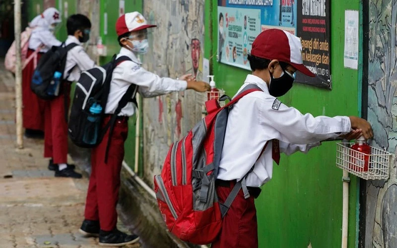 Học sinh tiểu học sát khuẩn tay sau khi tan học ở Jakarta, Indonesia, ngày 30/8/2021. (Ảnh minh họa: Reuters)