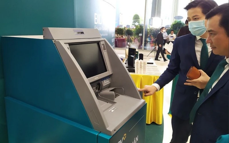 Khách hàng trải nghiệm rút tiền tại ATM bằng thẻ Căn cước công dân gắn chíp điện tử.