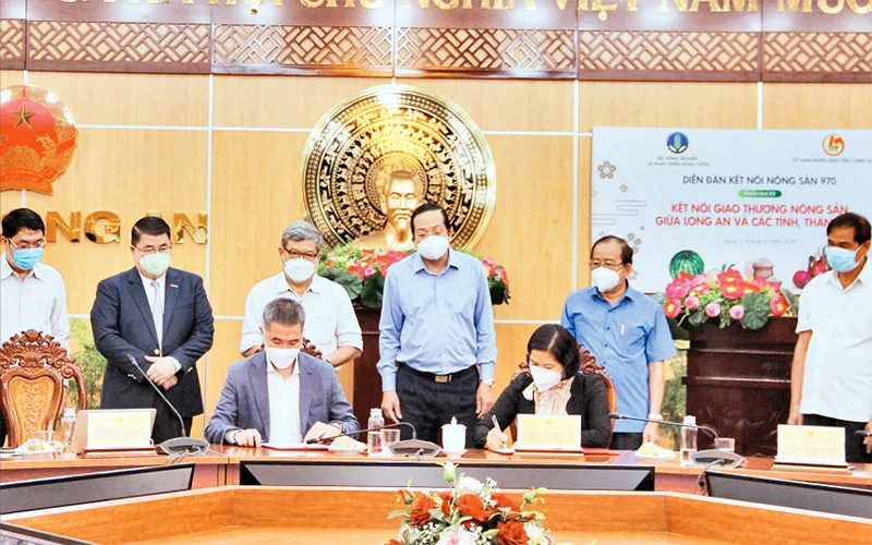 Doanh nghiệp thành phố Hồ Chí Minh, Long An ký kết bản ghi nhớ tiêu thụ nông sản với Sở Công thương Long An.