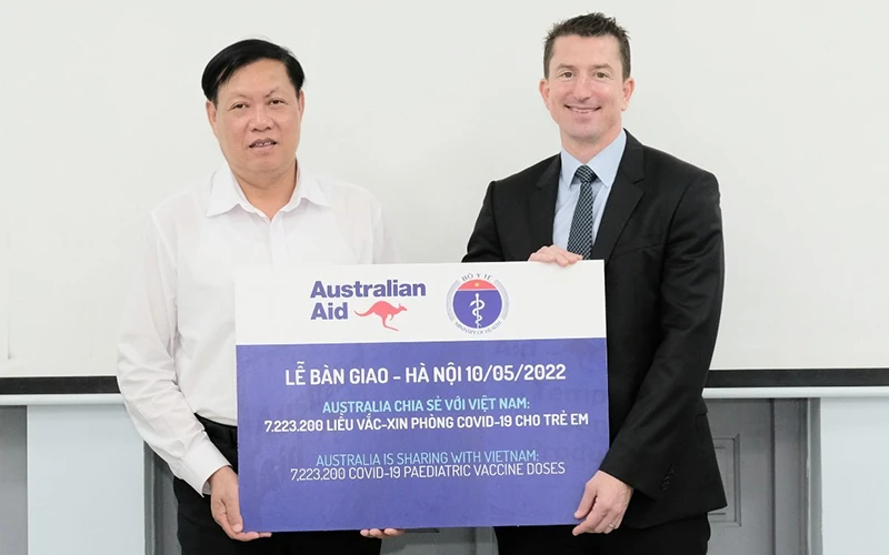 Thứ trưởng Đỗ Xuân Tuyên tiếp nhận tượng trưng hơn 7,2 triệu liều vaccine Australia tặng Việt Nam. (Ảnh: TRẦN MINH)