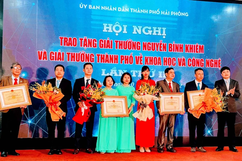 Lãnh đạo Ủy ban nhân dân thành phố Hải Phòng trao giải thưởng cho đại diện các tác giả có công trình đoạt giải. (Ảnh: Quang Dũng)