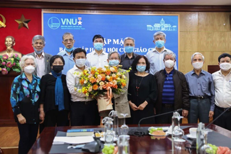 Gặp mặt các giáo sư đang công tác tại Đại học Quốc gia Hà Nội. 