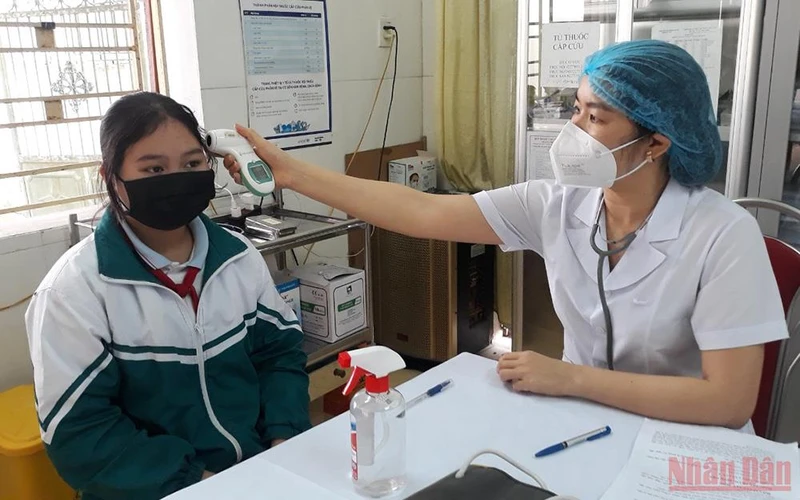 Khám sàng lọc cho trẻ dưới 12 tuổi ở Thái Bình trước khi tiêm vaccine ngừa Covid-19.