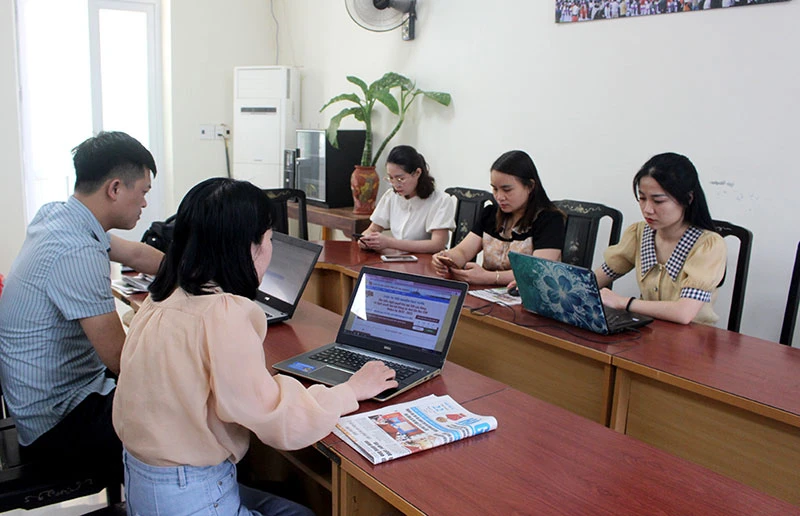 Cán bộ Báo Hà Giang tham gia thi trắc nghiệm trực tuyến tìm hiểu Nghị quyết của Đảng.