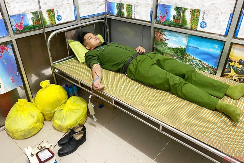 Chiến sĩ Công an huyện Vĩnh Lộc tình nguyện hiến máu cứu người.