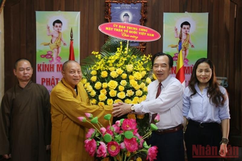 Phó Chủ tịch Ủy ban Trung ương Mặt trận Tổ quốc Việt Nam Ngô Sách Thực tặng hoa chúc mừng Hòa thượng Thích Gia Quang nhân Đại lễ Phật đản năm 2022 - Phật lịch 2566.