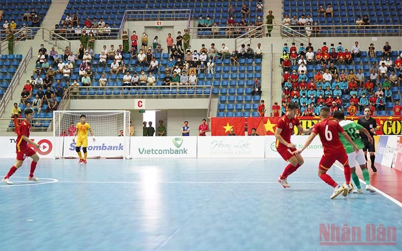 Trận thi đấu giữa đội tuyển Futsal Việt Nam và Indonesia.