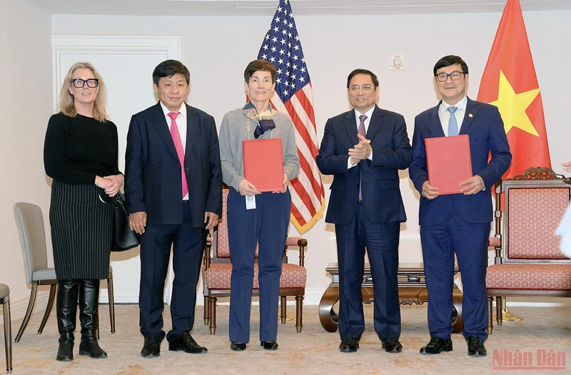 Trước sự chứng kiến của Thủ tướng Phạm Minh Chính, hai bên đã trao Biên bản ghi nhớ hợp tác. (Ảnh: THANH GIANG)