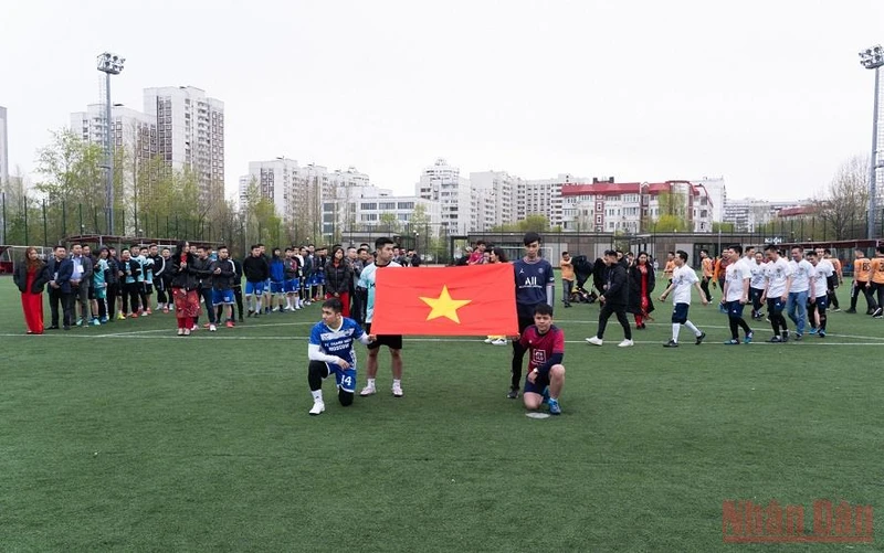  6 đội bóng tham gia Giải bóng đá người Việt cúp Sadovod 2022. 