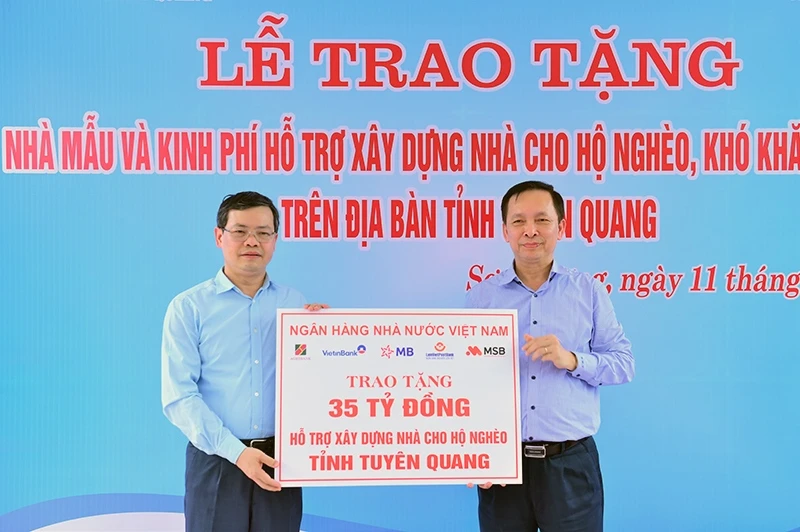 Trao biểu trưng hỗ trợ kinh phí xây dựng nhà ở cho hộ nghèo trên địa bàn tỉnh Tuyên Quang.