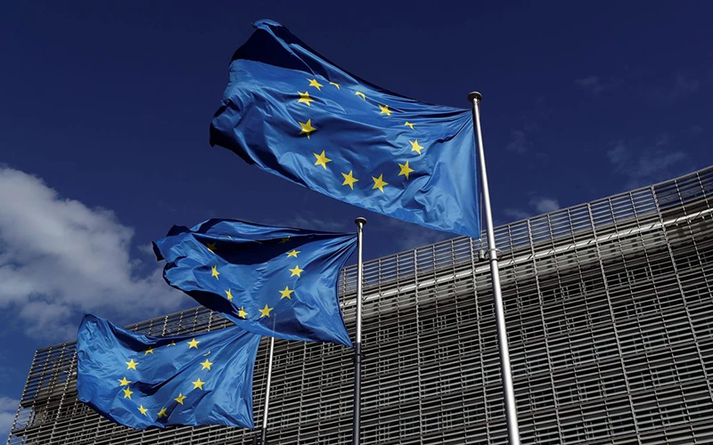 Cờ của EU bên ngoài trụ sở Ủy ban châu Âu ở Brussels, Bỉ, ngày 21/8/2020. (Ảnh: Reuters)