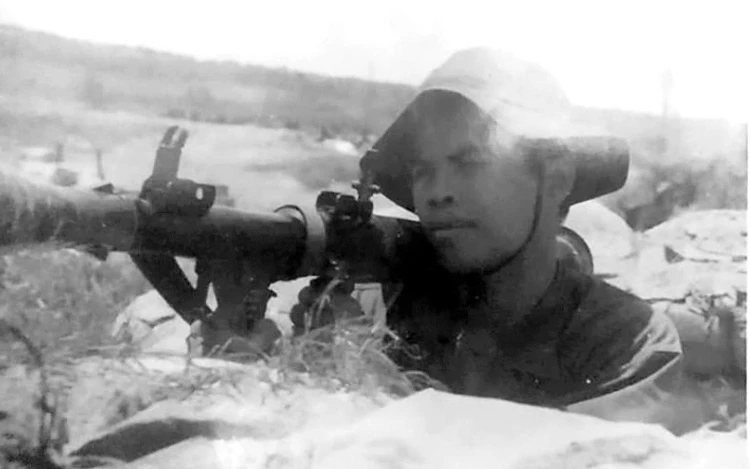 Bức ảnh nhà báo Ngọc Đản chụp chiến sĩ Lê Văn Ninh ở mặt trận Thành cổ Quảng Trị năm 1972. 