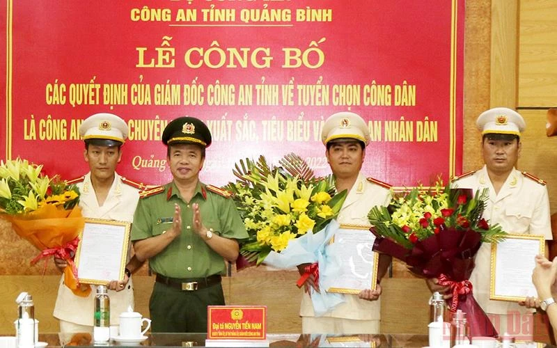 Đại tá Nguyễn Tiến Nam, Giám đốc Công an Quảng Bình, trao quyết định tuyển dụng vào công an nhân dân cho các cá nhân xuất sắc, tiêu biểu.
