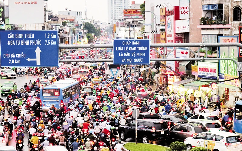Giờ cao điểm tại TP Hồ Chí Minh, xe máy và các phương tiện khác thường rơi vào cảnh ùn tắc. Ảnh: Gia Minh 