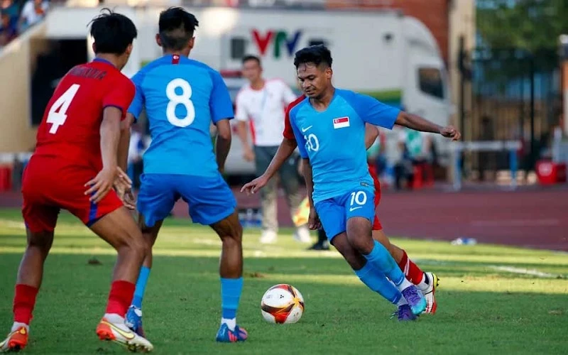 Tiền vệ Saifullah Akbar (số 10) là người hùng giúp U23 Singapore giành trọn 3 điểm trước U23 Campuchia chiều 11/5. (Ảnh: news.yahoo.com)