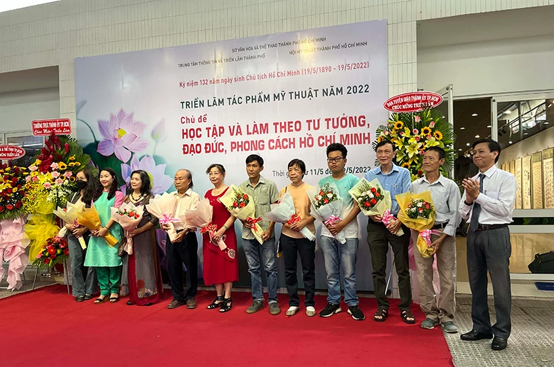 Lãnh đạo Ban Tuyên giáo Thành ủy Thành phố Hồ Chí Minh tặng hoa cho các tác giả có tác phẩm trưng bày.