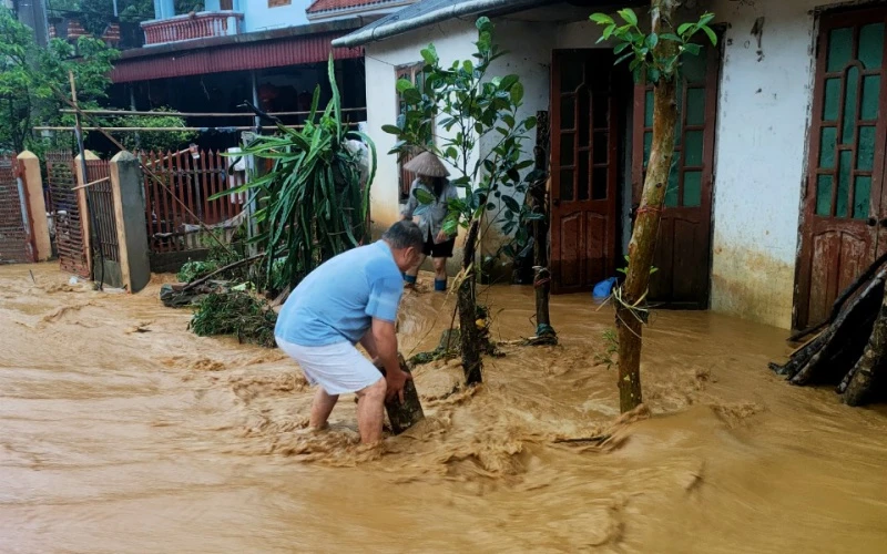 Nước lũ dâng cao gây ngập úng nhà dân tại huyện Ngân Sơn.