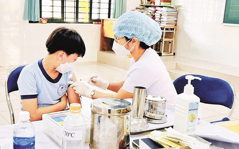 Tiêm vắc-xin phòng Covid-19 cho học sinh lớp 6 tại phường Linh Trung, thành phố Thủ Đức.