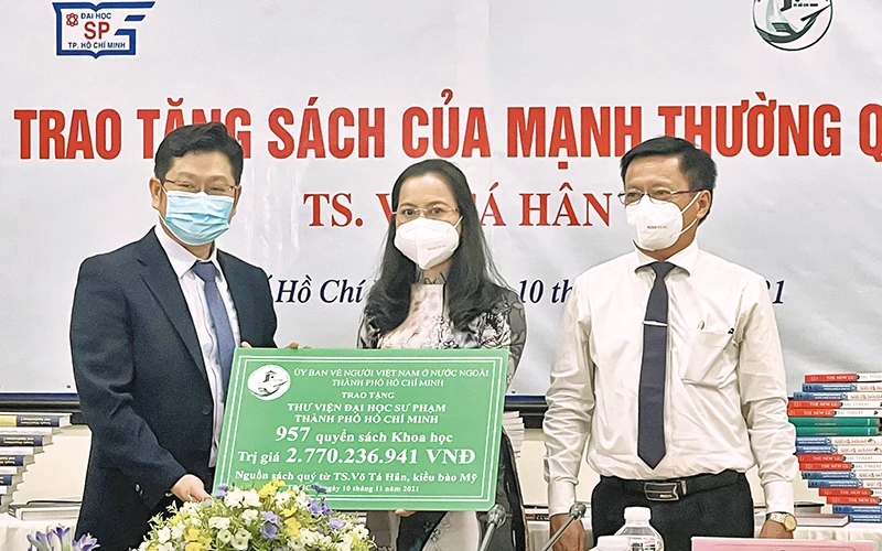 Đại diện gia đình TS Võ Tá Hân trao sách tặng lãnh đạo Trường đại học Sư phạm thành phố Hồ Chí Minh.