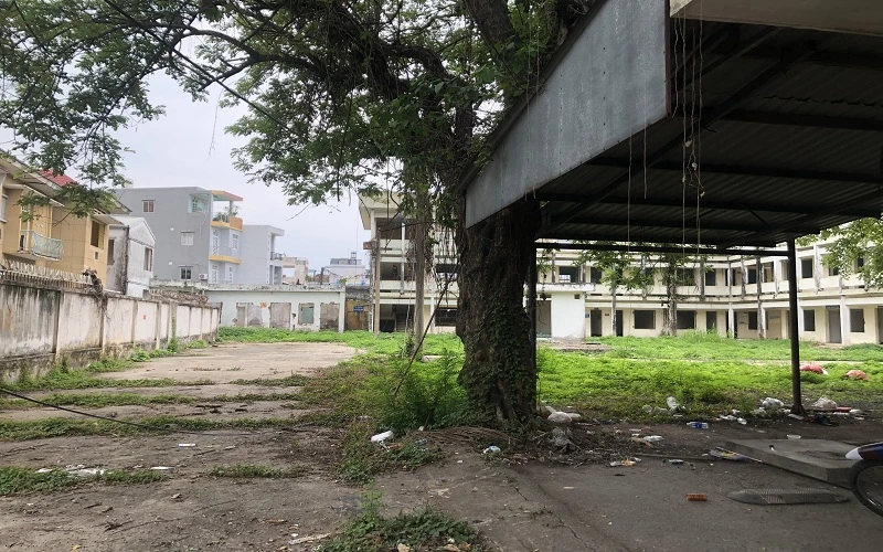 Sau khi các đơn vị chuyển về trụ sở mới, khu đất Bệnh viện đa khoa Đồng Nai (khu trung cao) và Ban Bảo vệ chăm sóc sức khỏe cán bộ cũ bị bỏ hoang nhiều năm nay.