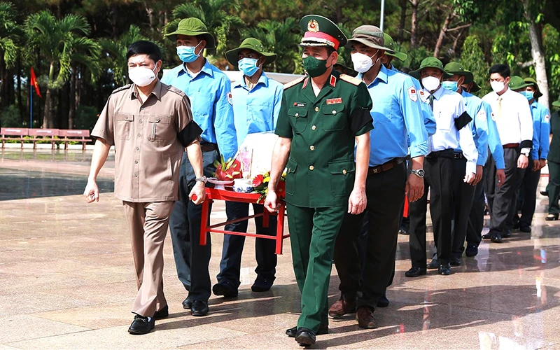 Các đồng chí lãnh đạo Quân khu 5 và tỉnh Đắk Lắk tiễn đưa anh linh các anh hùng liệt sĩ về với đất mẹ.
