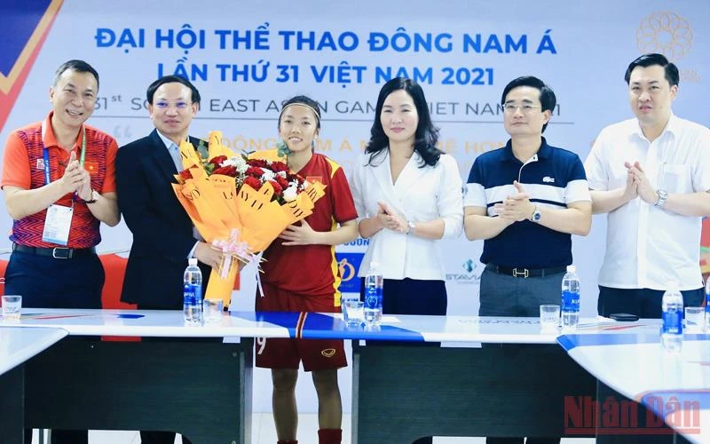 Bí thư Tỉnh ủy Quảng Ninh Nguyễn Xuân Ký chúc mừng Đội tuyển bóng đá nữ Việt Nam.