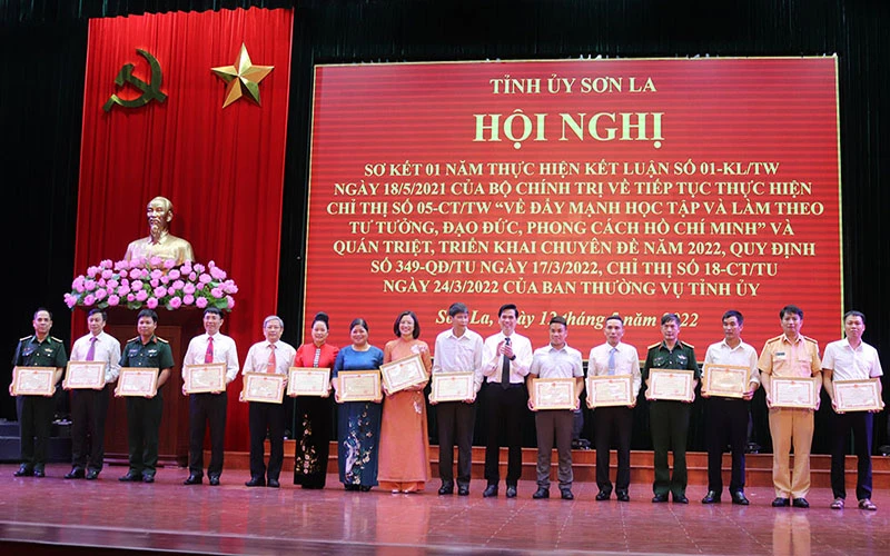Bí thư Tỉnh ủy Sơn La trao bằng khen cho các tập thể có thành tích xuất sắc.