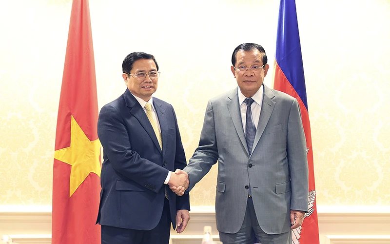 Thủ tướng Phạm Minh Chính có cuộc gặp với Thủ tướng Campuchia Hun Sen. (Ảnh: DƯƠNG GIANG/TTXVN)